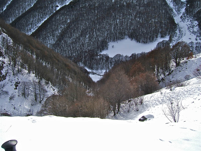 Gorfi : Le vallon de Gorfi manquant de neige il va falloir passer sur le versant S et porter 80m de déniv. pour rejoindre la route en contre bas qui nous ramènera au parking.
