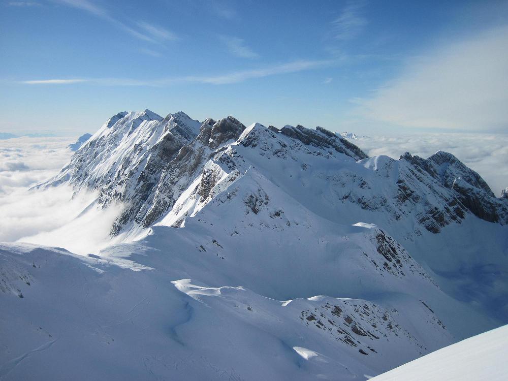 Les Aravis : Dorsale au-dessus mer de nuage.