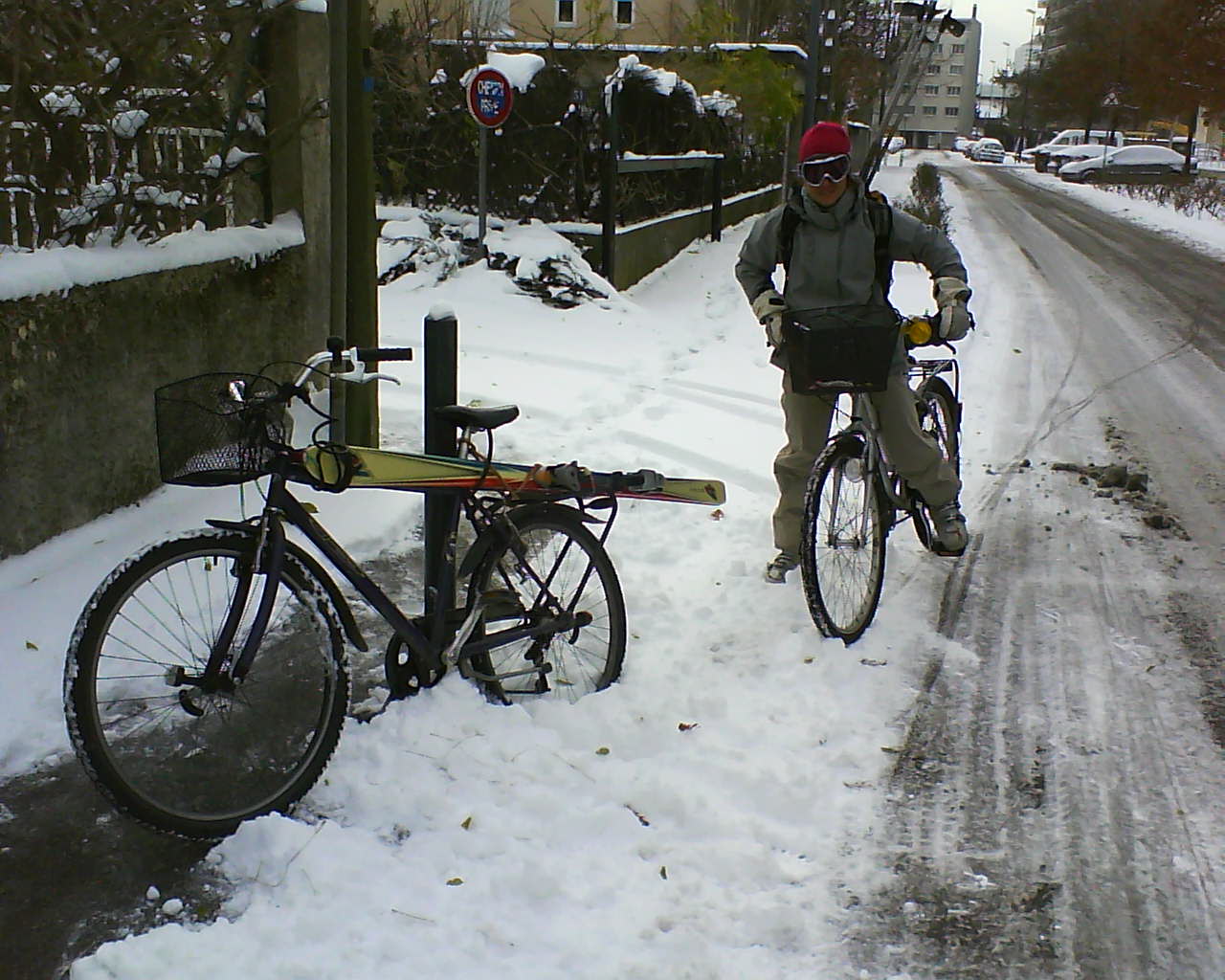 Approche à vélo : L'aventure commence au pied de l'immeuble.