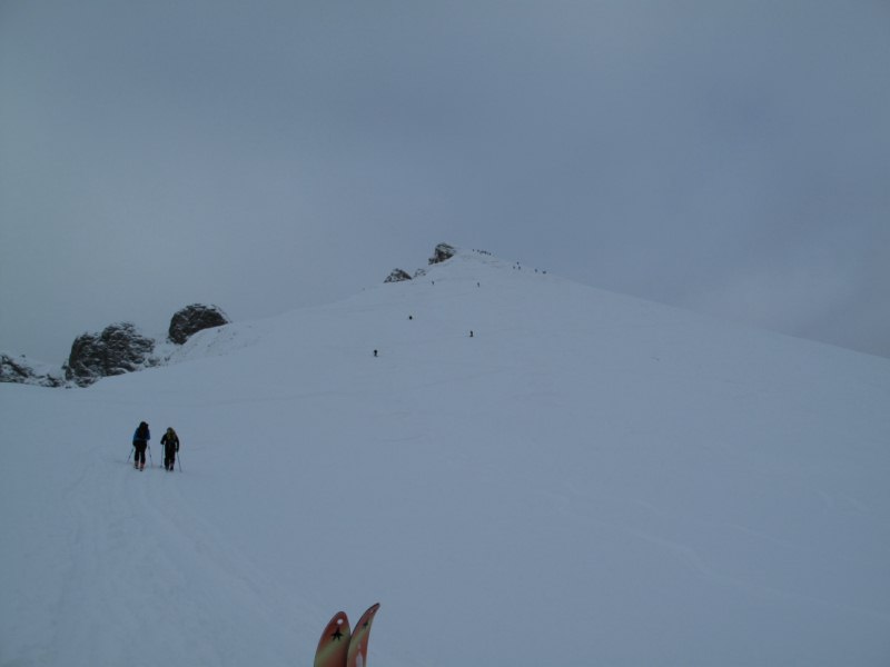 Pente sommitale : Beaucoup de monde pour goûter un peu de neige sur croûte gelée ou plus bas sur herbe (20/12/09)