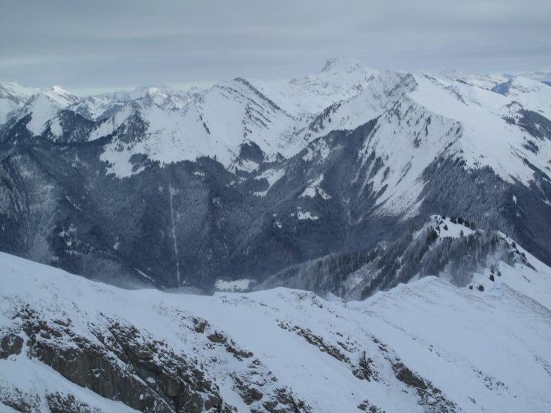 Vue vers Ratti : Le vent balaye l'arête (20/12/09)