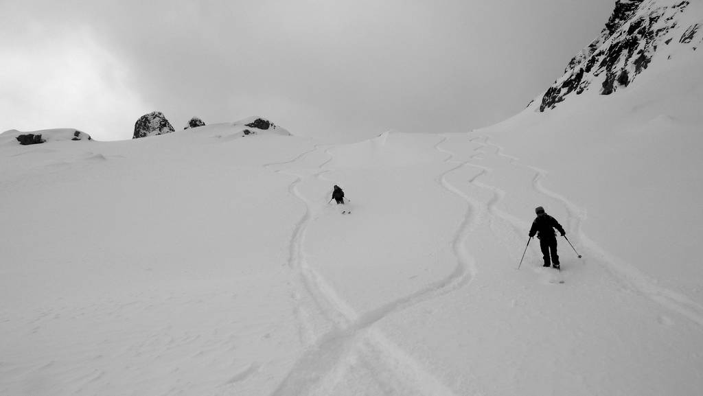 Col de l'Aigleton : Delle et AnneCé dans la 1ere descente versant Rivier d'Allemond. on est les 1ers