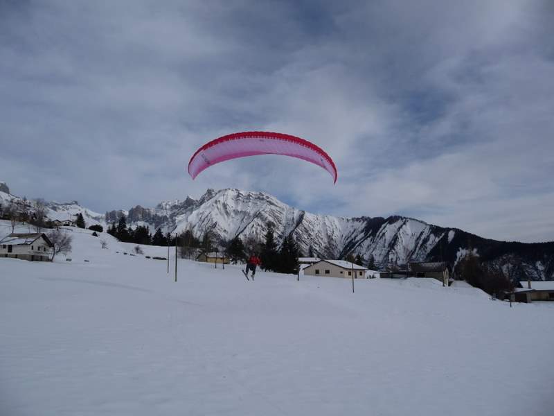 Mayens de Conthey : Atterrisage **** au dessus de la voiture (quelques lignes électriques quand même)