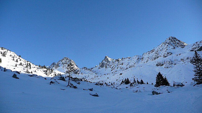 Grand beau ce matin : Au centre, le col de l'Aigleton, objectif du jour
