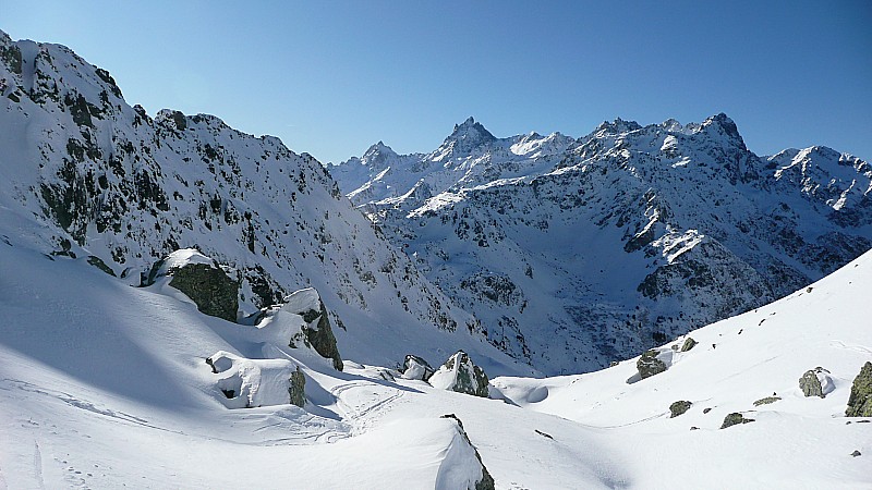 Belle descente en perspective : Beau soleil et bonne neige vers 2000m d'altitude