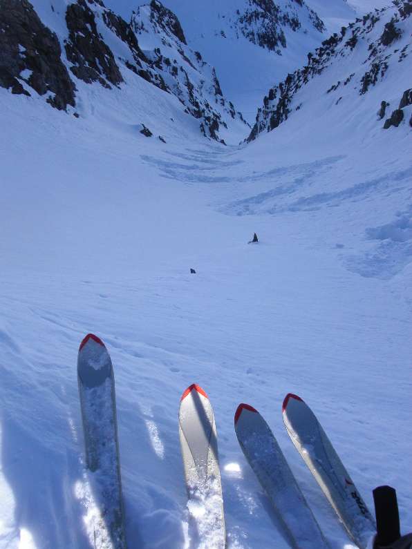Premiers virages : Les skis piaffent d'impatience. Les traces ? Ce sont celles de skitouriens !!