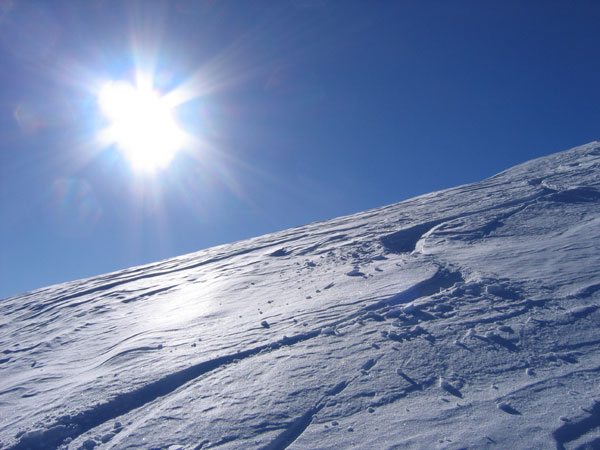 Sur la crête : Bonne neige sur le versant nord des crêtes.