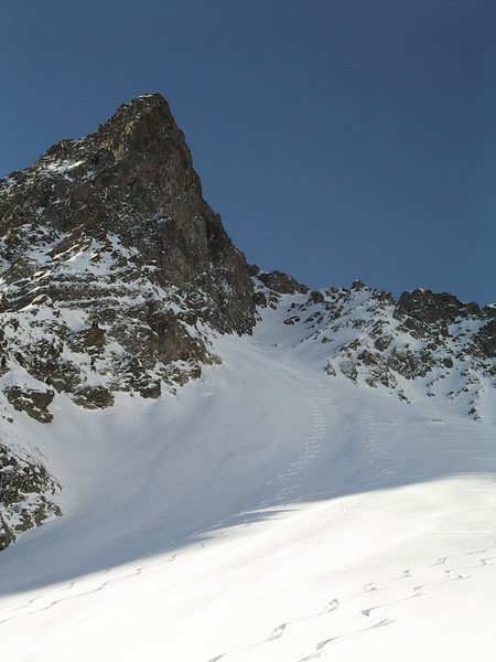 Le cône d'avalanche : De l'ampleur dans le bas de ce couloir, mais surtout de la neige excellente!