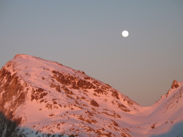 Brèche de Roche Fendue : 17h19 : lever de lune sur la brèche de Roche Fendue