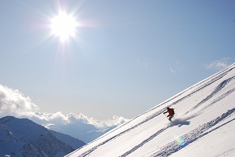 face sud de Chalune : Une skieuse aui profite de cette neige excellente.