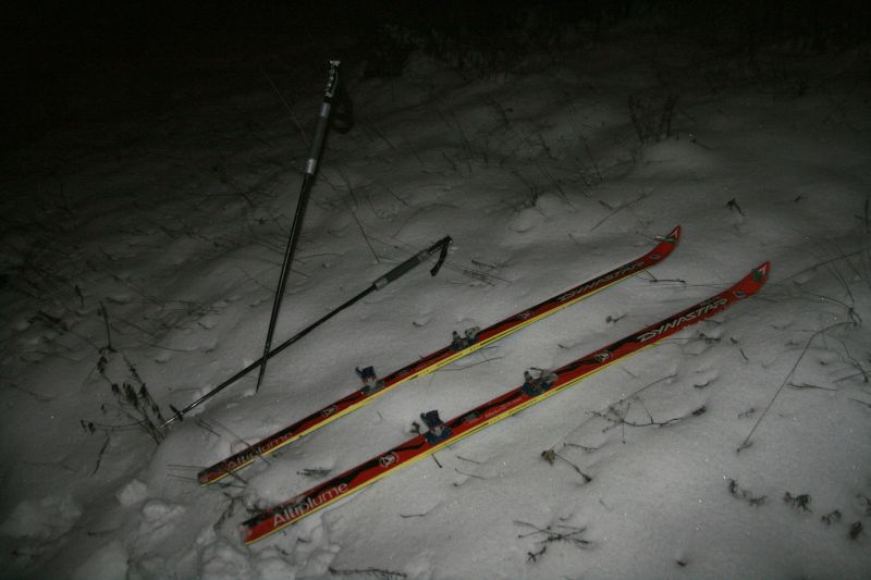 Des vieux skis droits : c'est pas épais comme manteau