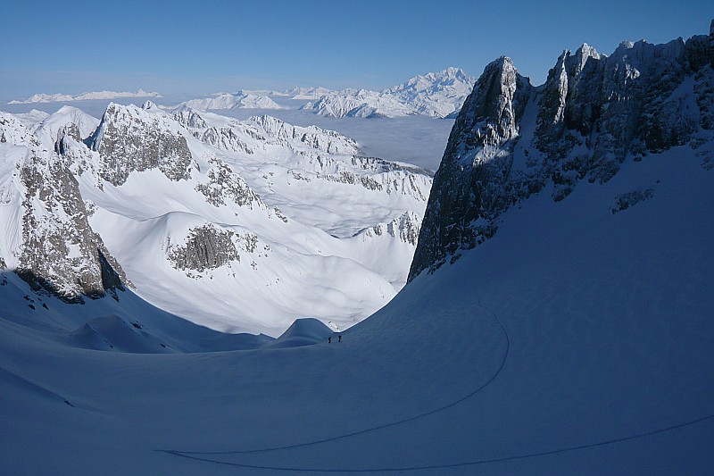 Glacier de Celliers : Il y fait froid, pas un rayon de soleil ne viendrait effleurer la poudre canadienne. Les yeux brillent avec le Mont Blanc en arrière plan.