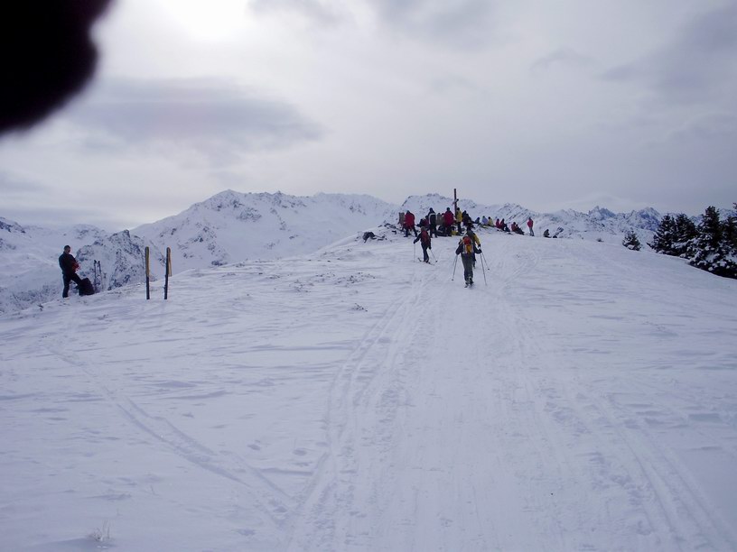 Arrivée à la croix : Foule au sommet, y'en avait partout!