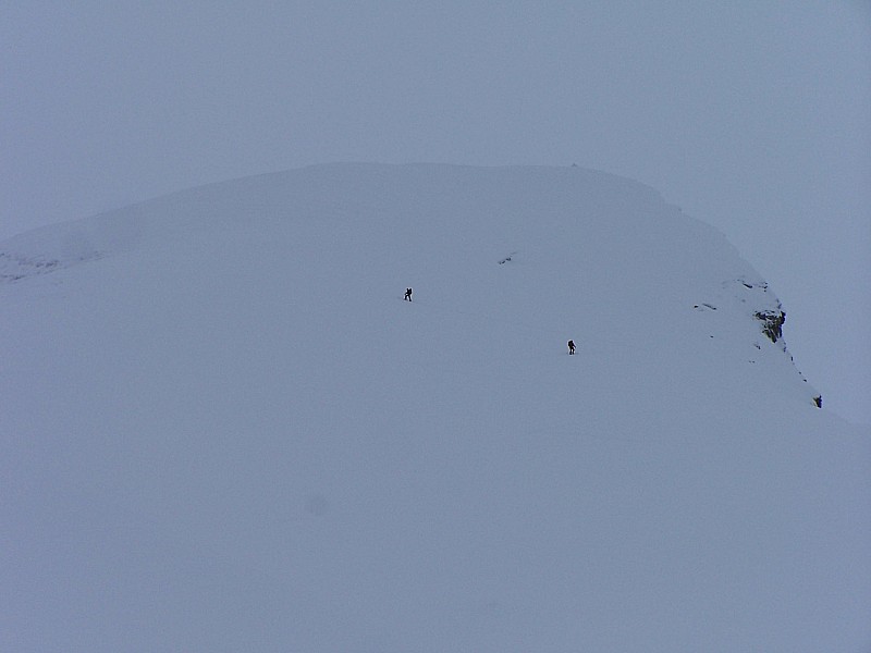 les 2 traceurs : Les Deux skieurs sous le sommet