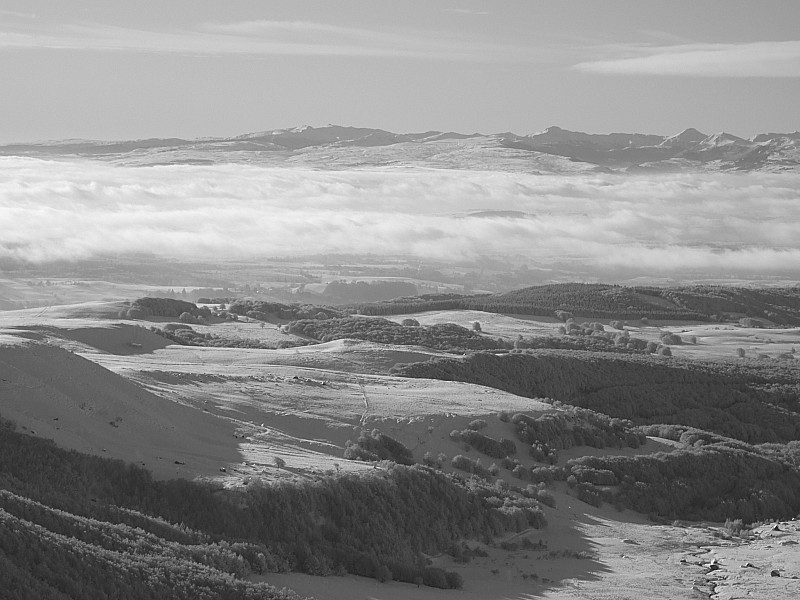 Les monts du Cantal : Le cirque de la Fontaine salée et au fond les monts du Cantal: on peut reconnaitre de gauche à droite: le Plomb du Cantal, Le Peyre Arse et le Puy Mary.