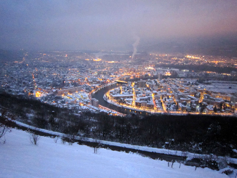 Bastille - Face Est - Vue : Vue sur l'Ile Verte et La Tronche by night en descendant les champs entre les lacets de la Bastille. Belle chantilly cache misère, on skie sur des arbustes et d'autres choses non identifiées en guise de sous couche !