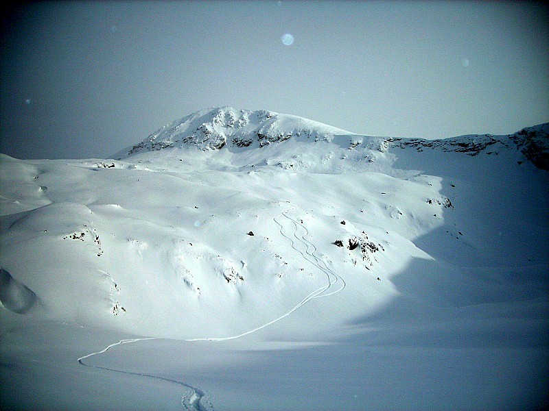 Vallon : Avec le sommet au fond et les crêtes de Brouffier à droite.
Vallon vierge ce matin.