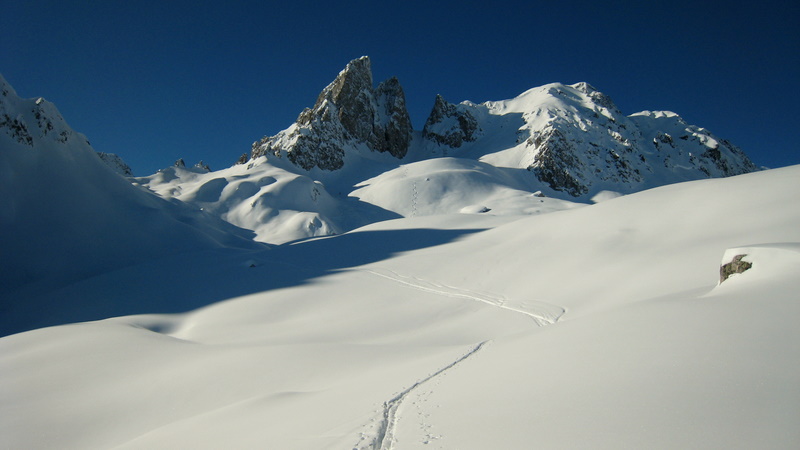 Col des Aiguillons : On tracera le col et la suite jusqu'à la traversée au pied du glacier