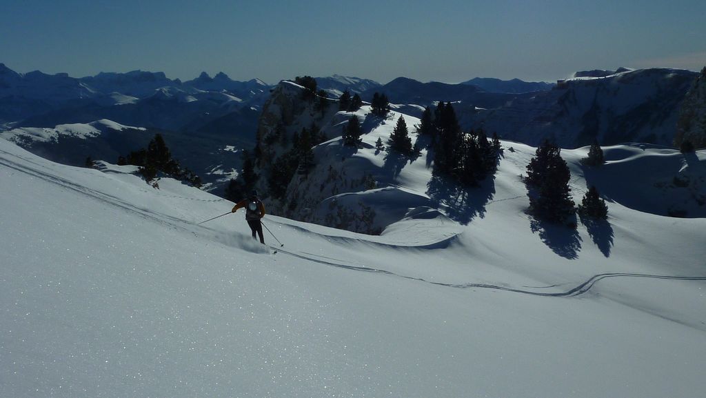 Plateau du Vercors : Yann se dirige vers le couloir du Pin Sud dans une neige sucre en poudre rarissime sur le plateau