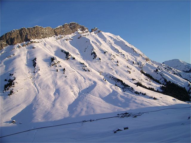 Faces sud des Aravis : Le seul moment de la journée ou on verra le soleil