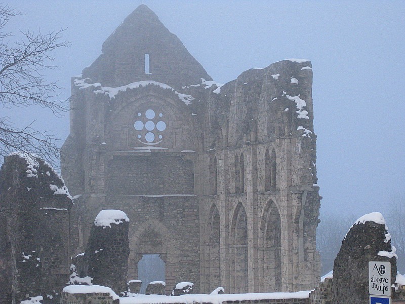 Abbaye d'Aulps : Ambiance écossaise au détour d'un tournant dans la mer de nuage...