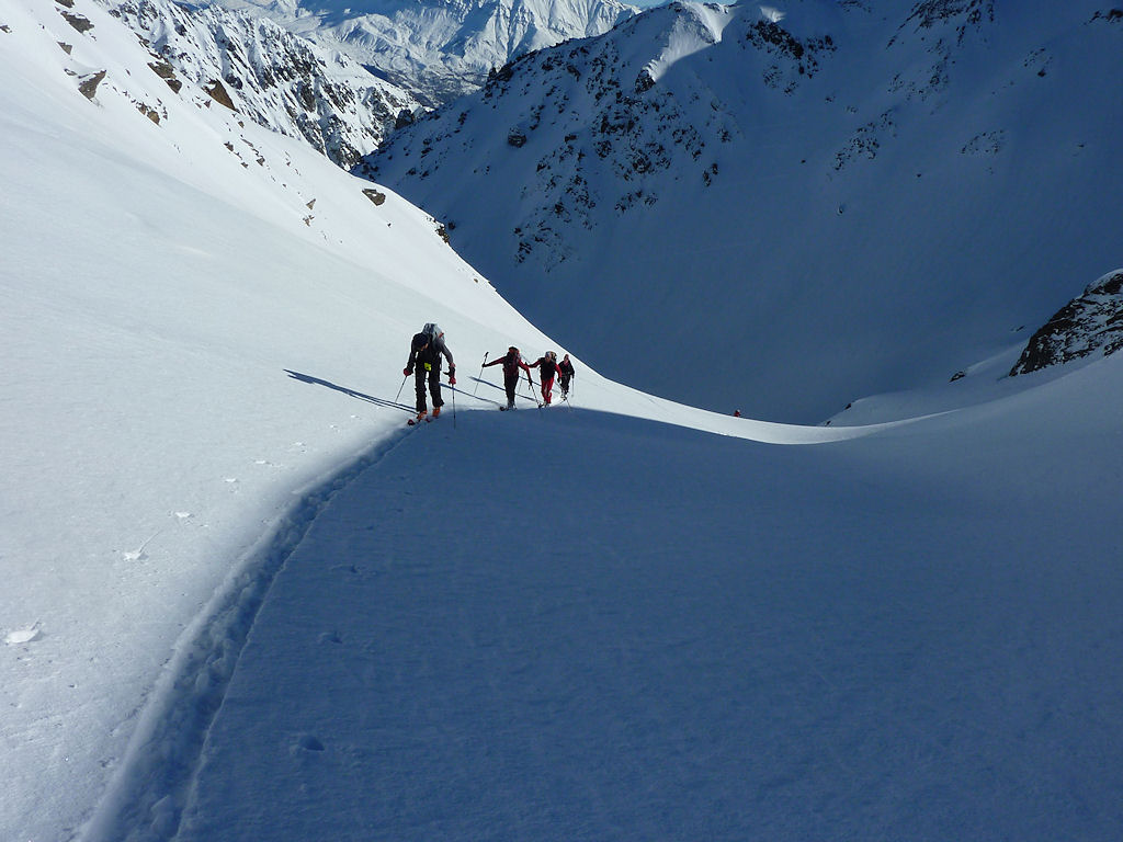 Entre ombre et soleil : en direction de la brêche du Villonet.