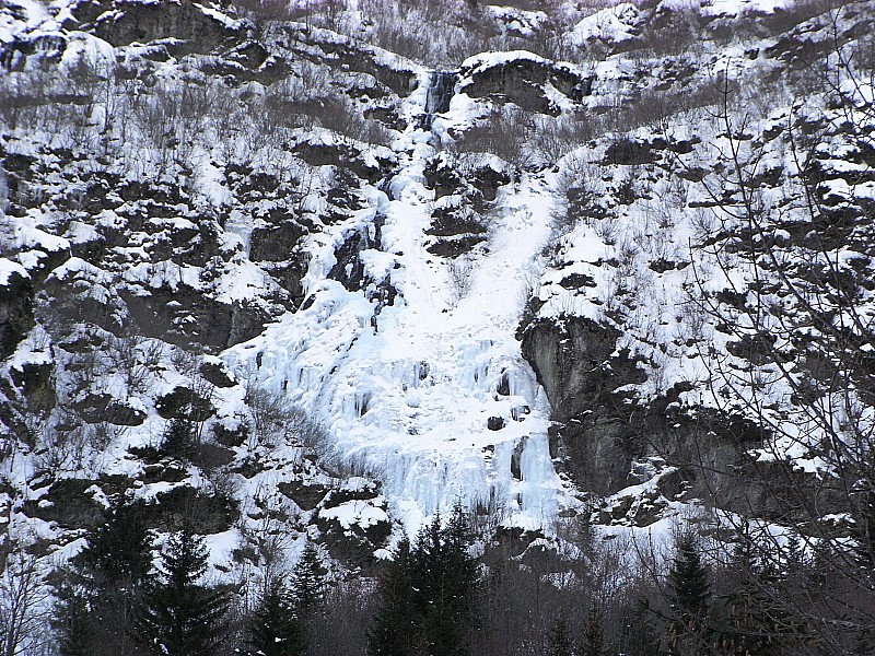 Glace : Cascade de glace sous le verrou du lac de Crop