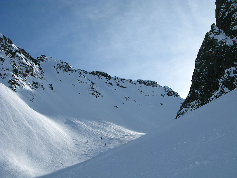 Montée vers le col de Villonet : neige cartonnée par le vent dans cette combe
