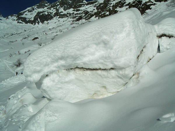 Gros glaçon : Les faces sud du vallon des Roches ont bien purgé. 
On distingue bien les couches sur ce bloc, avec une plaque dure au milieu et 40 bons cm de neige récente allourdie par dessus.