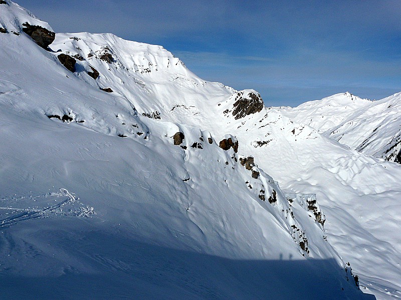 Pointe de Combe Benite faceE : La face est déjà trés chaude, malgré son exposition Est. résultat: des avalanhes de fond et des arrachement du manteau neigeux.