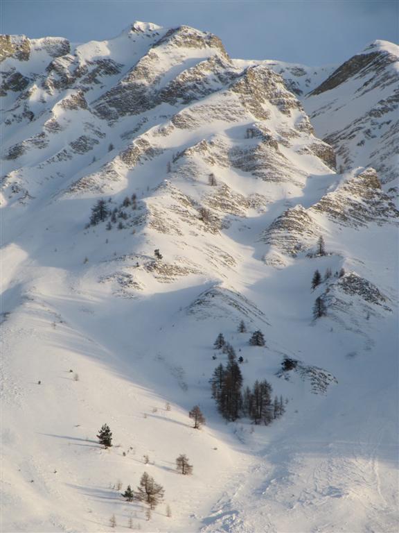 vue de la face : face nord-ouest du Cheval Blanc, un nid de couloirs...

Le couloir descendu se devine en haut à droite