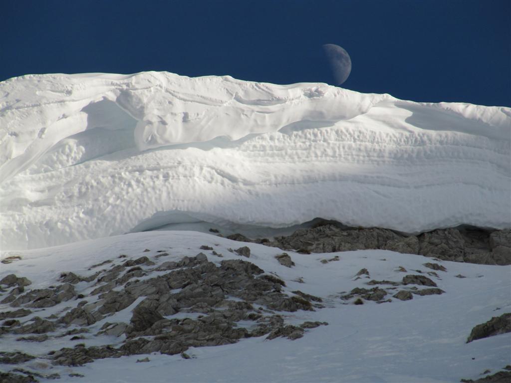 corniche dominant le couloir : corniche et lune