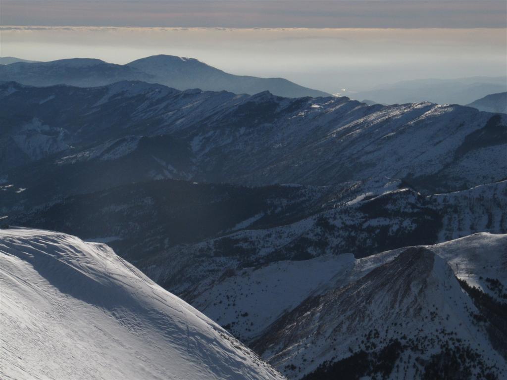 vue du sommet : vue du sommet, la Sainte-Victoire sous la brume