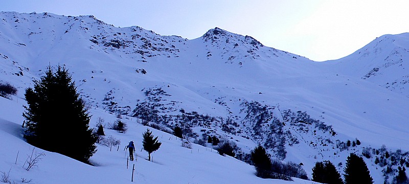 Départ pour col de Valbuche : On devine le couloir de descente du Mollard des boeufs sous le sommet de gauche