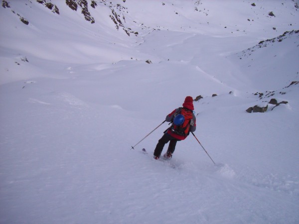 Combe NE de Cret Lognan : Marinette fait fumer les planches en direction du chalet de Valbuche