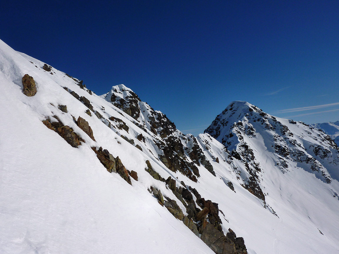 Pointe du Vilonnet : le sommet voisin dont le couloir N (visible sur la photo) a été skié.