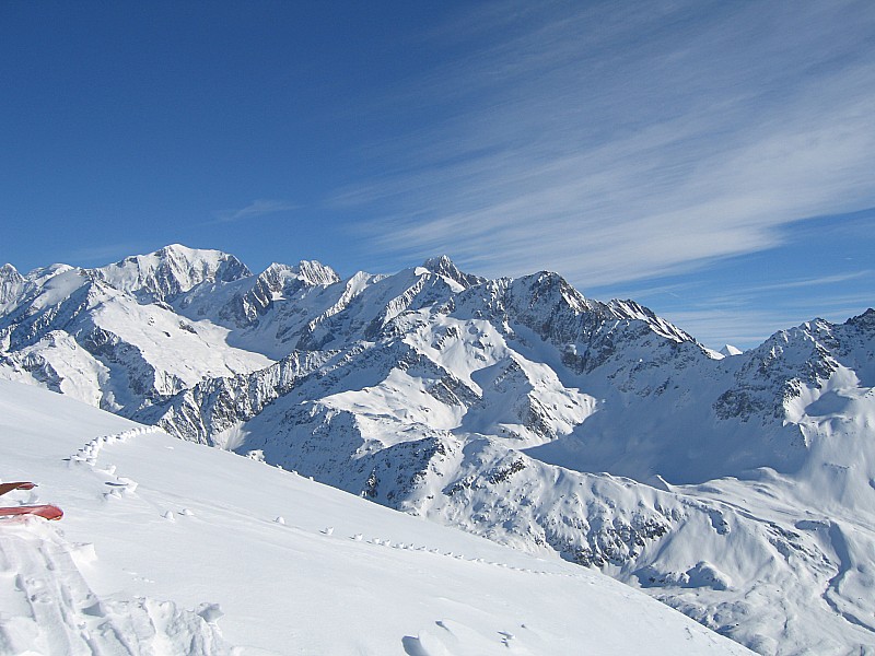 Tête de la Cicle : Vue sur la chaîne du Mont-Blanc. Le vent a sans doute sculpter ces boules de neige au sommet. Un signe à déchiffrer ? Sur les plateaux en bas j'ai retrouvé des formes identiques !