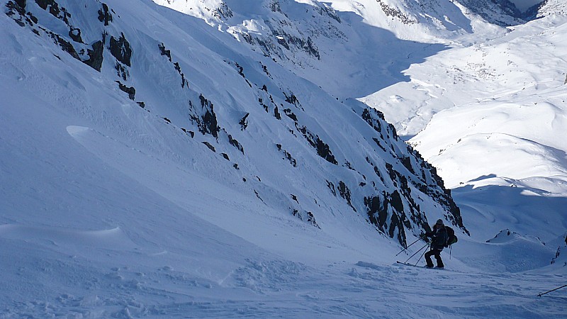 plaque : vue du haut du couloir. val vient de confirmer qu'Etienne n'est pas enseveli.