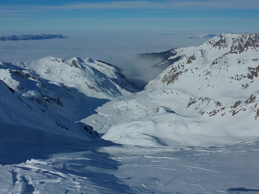 Aup du Pont : Le vallon du Veyton depuis le collu du départ.
On voit le col décapé, des accus sont visibles à gauche.