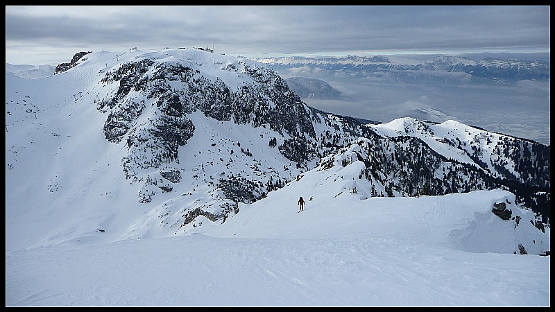 Depuis le Grand Eulier : Depuis le Grand Eulier, vue sur Chamrousse et le Vercors au loin. Le ciel est désormais déjà couvert, va t'il nous laissé aller jusqu'à Jasse Bralard ... ?