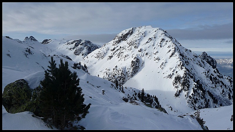 En montant, rétro : Rayon de soleil sur le Grand Eulier depuis la combe de la Petite Vaudaine.