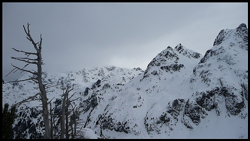 Second objectif : Vue sur notre second objectif : la pointe 2437 de Jasse Bralard. A sa gauche, la Grande Lauzière sous les premiers nuages. Photo prise depuis la descente NE du Grand Eulier.