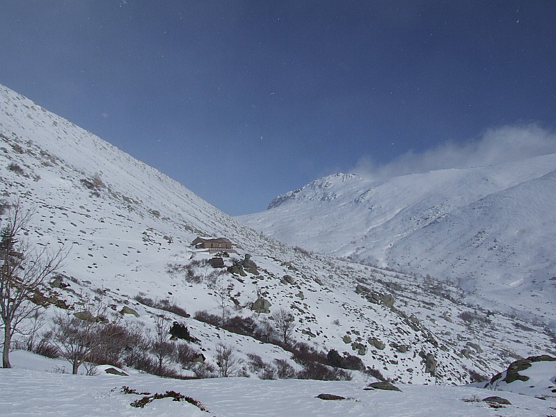 vue d'ensemble : le refuge et la muvrareccia derriere