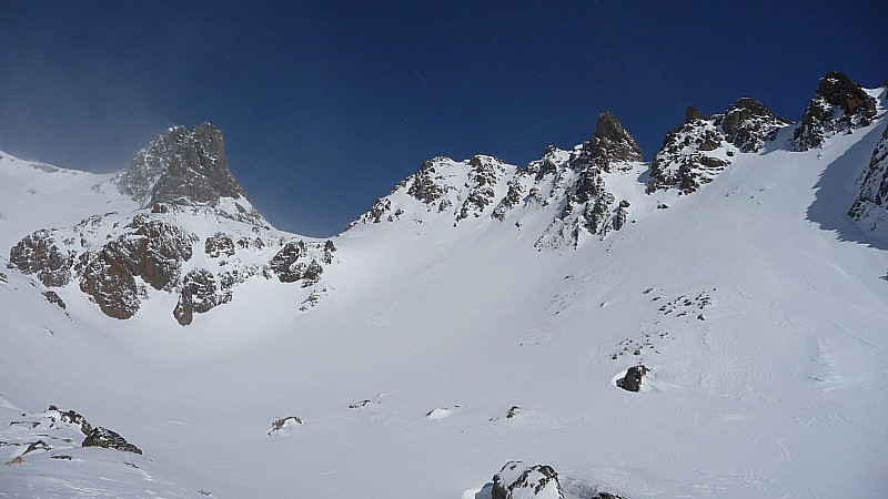 combe du grand Cros : Le Col de Préfroid est accessible par la gauche du sommet. Nous nous sommes arrêtés au col à droite