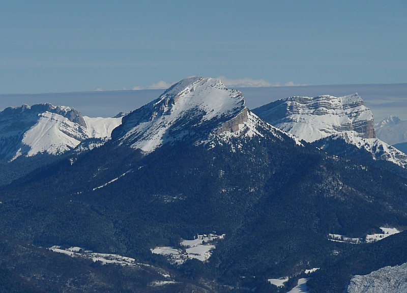 Zoom : sur trois beau sommets de la Chartreuse.