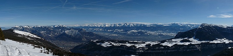 Panorama : Belle vue de la Chartreuse à Belledonne avec le bassin grenoblois.