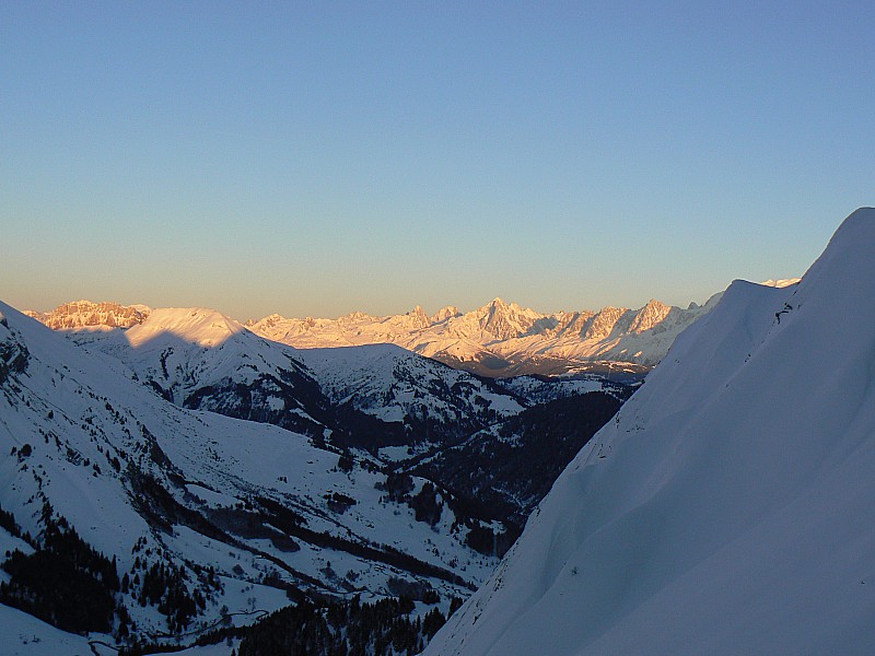 descente de la combe à Marion : le massif du Mont-Blanc s'illumine au fur et à mesure qu'il apparaît dans notre vue