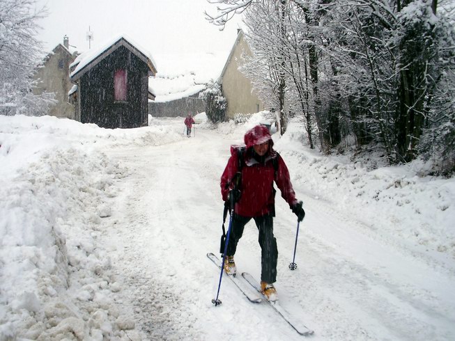 Ski-route : On n'a pas souvent l'occasion de démarrer du Sappey skis aux pieds!