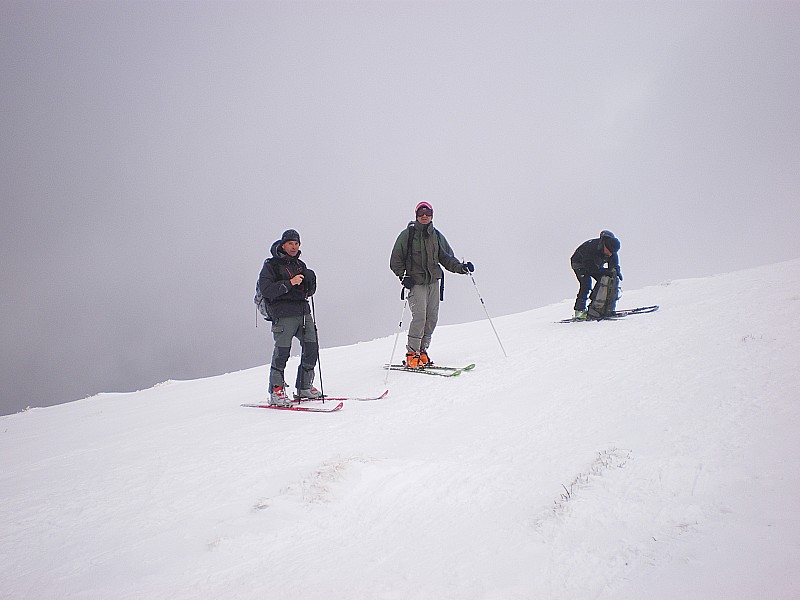 Descente voie normale : Descente sur la crête de la voie normale. On sort des nuages.
