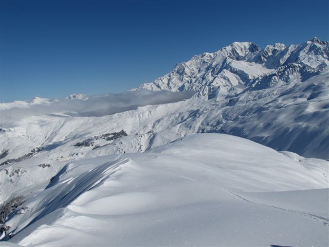 arête finale : arête finale de la montagne d'Outrays bien enneigée avec en ligne de mire THE Mont Blanc, les Domes de Miage et le glacier d'Armancette